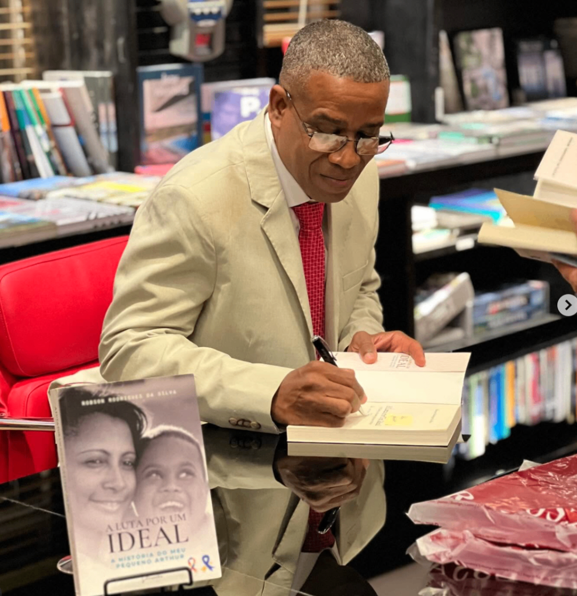 Autor Robson Rodrigues autografando A Luta Por Um Ideal