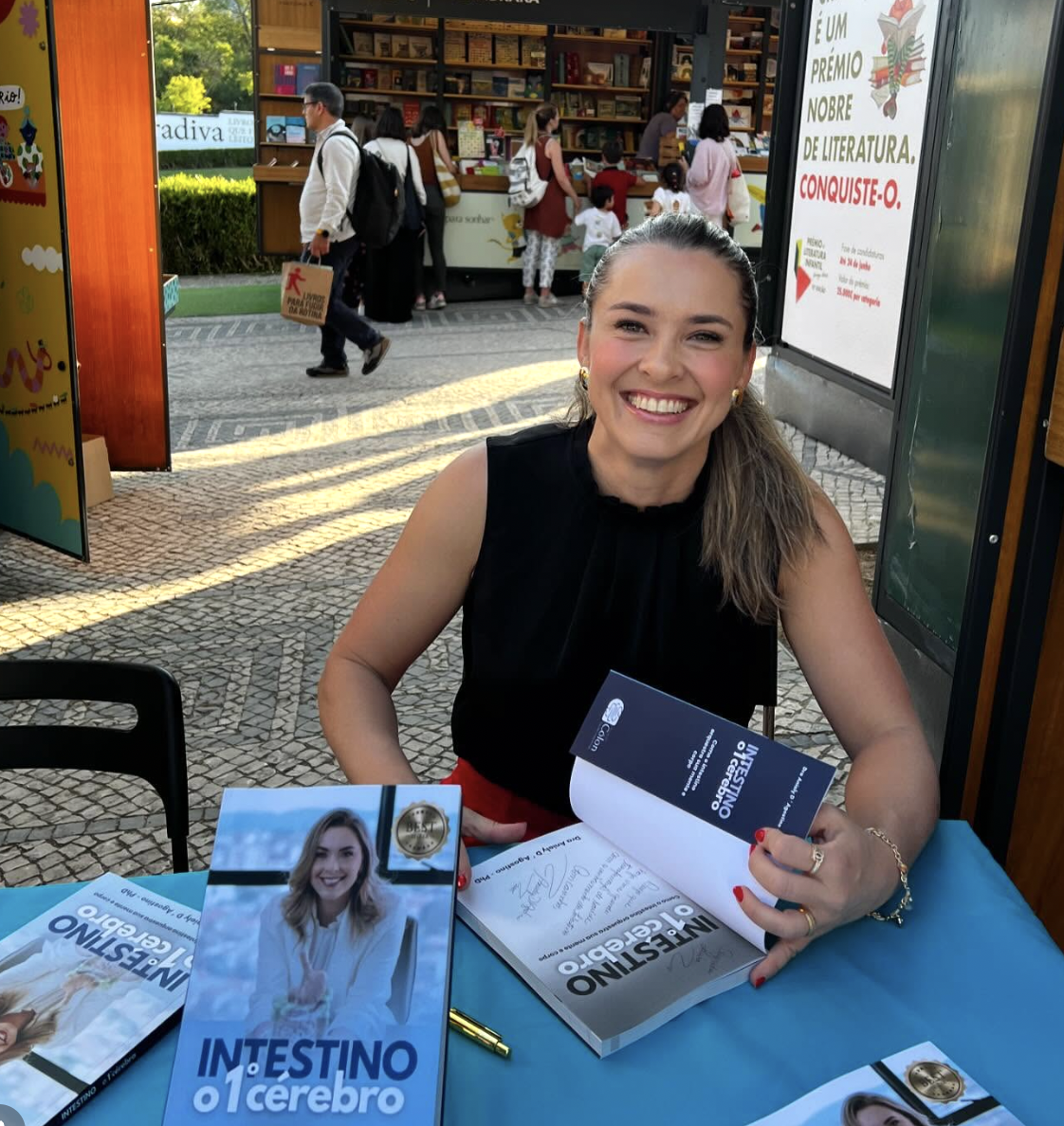 Autora autografando livro em Lisboa