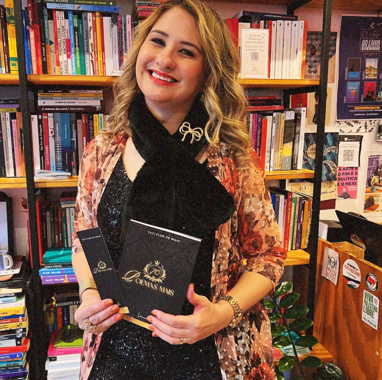 Autora Tati Flor de Maio com o livro Poemas Mais